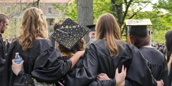 CU Boulder 学生s at commencement